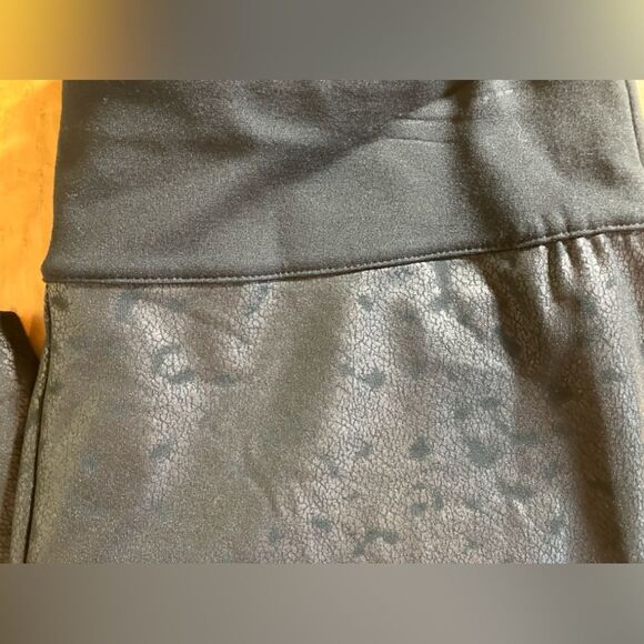 Gaiam black pants, front detail, size large, excellent condition - Picture 4 of 4